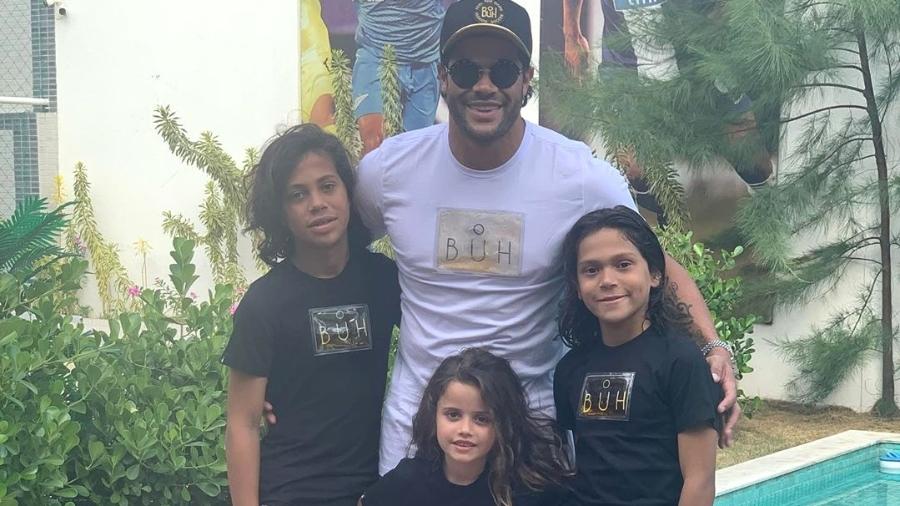 O jogador Hulk Paraíba posa com os filhos - Reprodução/Instagram