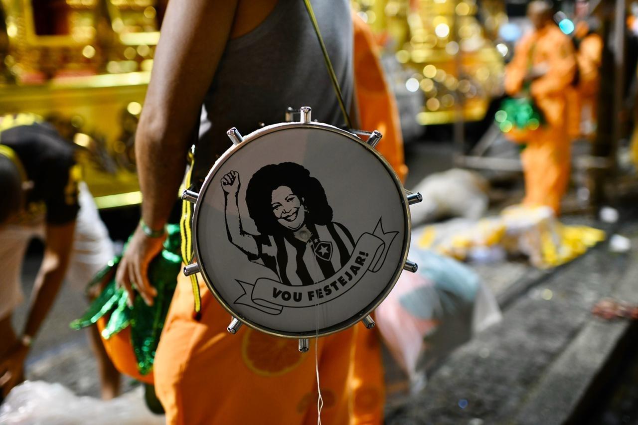 São Clemente se prepara para abrir a segunda noite de desfiles na Sapucaí - Lucas Landau/UOL