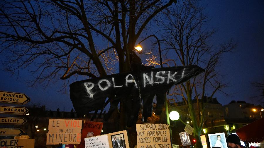 Manifestantes com bombas de fumaça levantavam cartazes e gritavam "Tranque Polanski na cadeia" - Getty Images