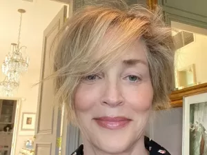 O que aconteceu? Sharon Stone mostra olho roxo em férias na Turquia