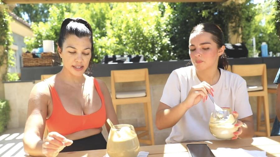 Kourtney Kardashian e Addison Rae tomando vitamina de abacate - Reprodução/Youtube