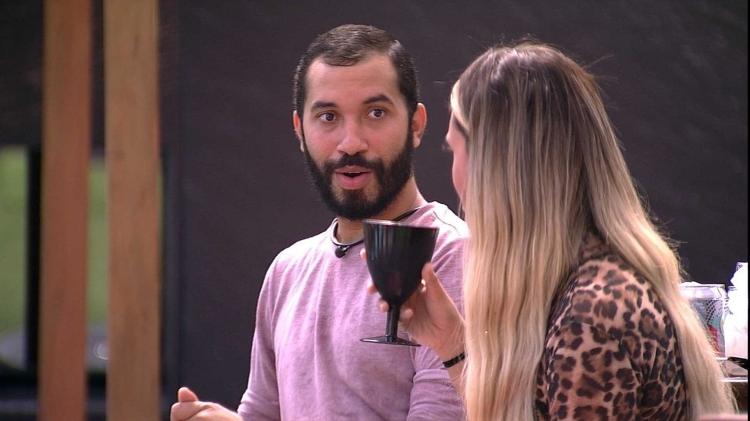 BBB 21: Gilberto conversa com Sarah durante a ação de um patrocinador - Reprodução/Globoplay - Reprodução/Globoplay