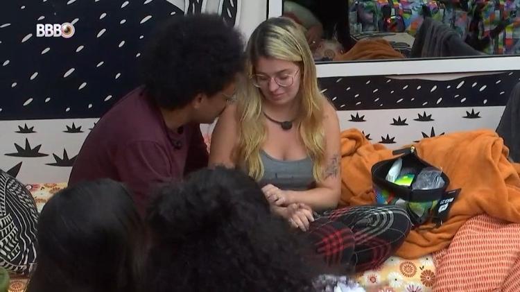 BBB 21: João entrega presente de Thaís para Viih Tube - Reprodução/Globoplay - Reprodução/Globoplay
