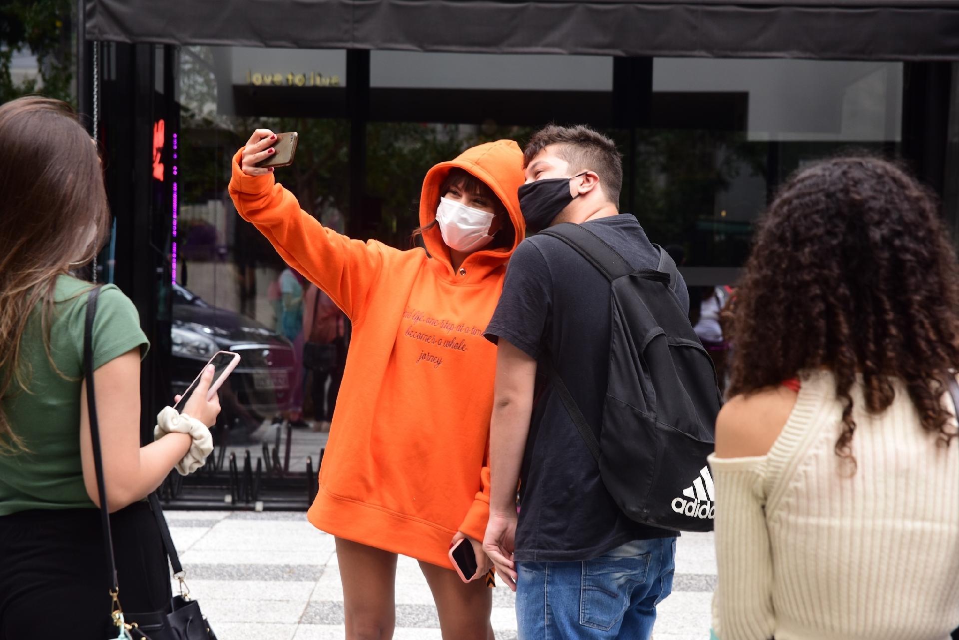 Ex-BBB Thaís Braz tirou fotos com fãs na tarde de hoje em São Paulo - Leo Franco/AgNews