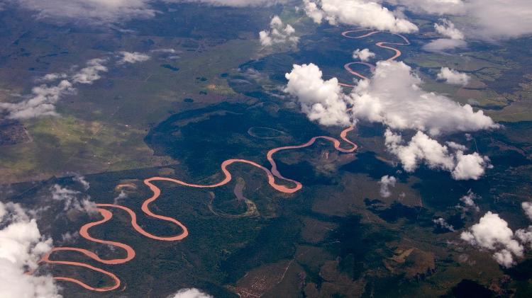 Rio Amazonas. 1,2 milhão de pessoas que vivem na Amazônia brasileira usam rios como meios de transporte - Getty Images - Getty Images