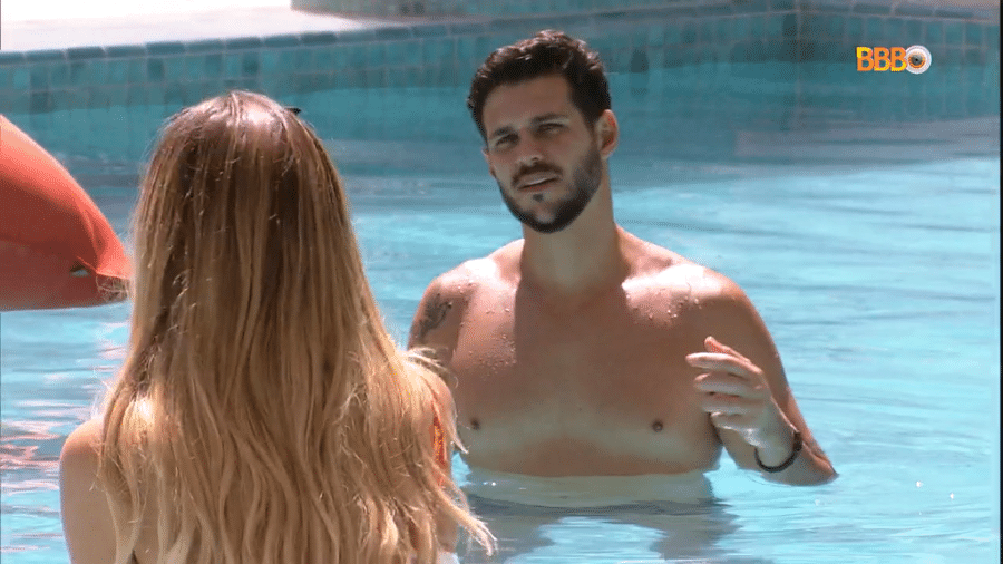 BBB 22: Rodrigo conversa com Bárbara na piscina - Reprodução/Globoplay