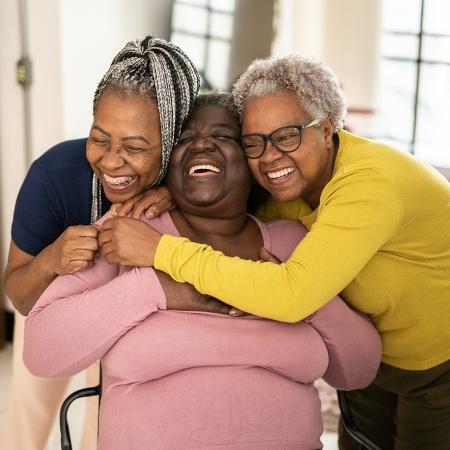 Grupo de idosas felizes, velhas, sorrindo, felicidade, alegria, sorriso - iStock