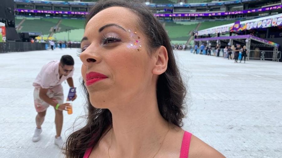 Verônica Passareli, 36, mostra maquiagem com glitter no CarnaUOL - Fernanda Pereira Neves/UOL