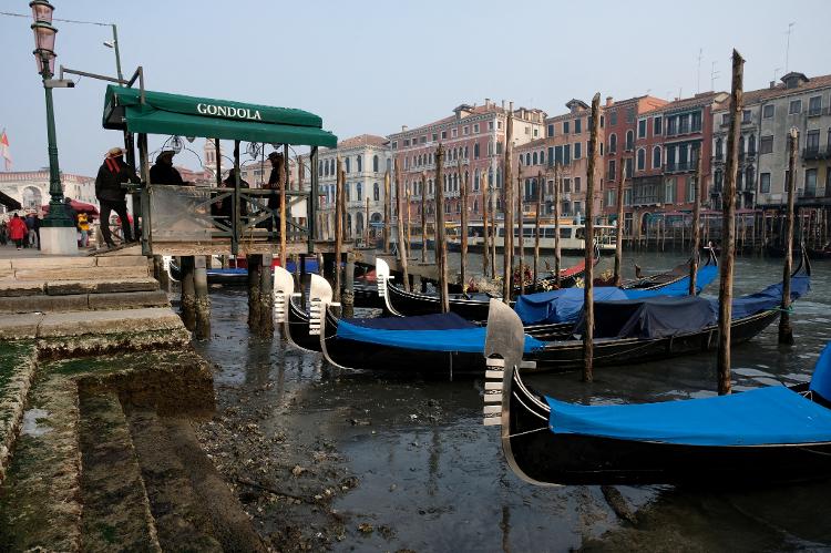 Seca na Itália faz gôndolas encalharem nos canais de Veneza (17 de fevereiro de 2023) - Manuel Silvestri/REUTERS - Manuel Silvestri/REUTERS