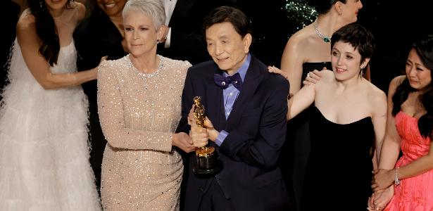 Elenco e produtores recebem o Oscar de mehor filme por 'Tudo em Todo Lugar ao Mesmo Tempo