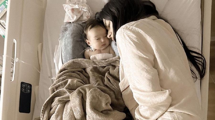Thaila Ayala com Tereza no Hospital Israelita Albert Einstein, em SP, onde a bebê operou o coração - Reprodução/Instagram 