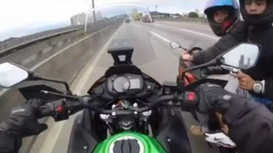 Proprietário de moto de luxo gravou abordagem de ladrões em alta velocidade em rodovia de São Paulo; eles levaram o veículo