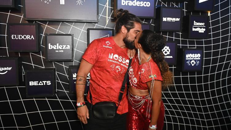 Sheron Menezzes beija o marido, Saulo Bernard, na Sapucaí