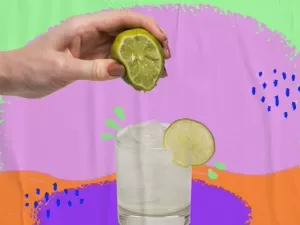 O que acontece no seu corpo quando você toma água com limão todo dia