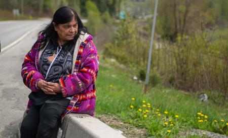 Gladys Radek, do Missing and Murdered Indigenous Women in Canada, reza na 'Rodovia das Lágrimas', no Canadá