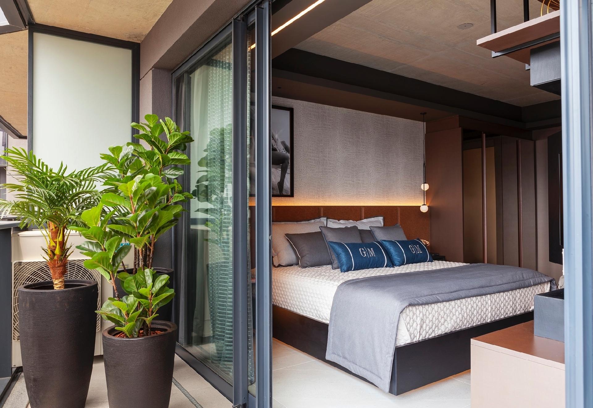 A decisão de não integrar a varanda tornou possível ter essa área para um pequeno jardim que camufla as máquinas do ar-condicionado. - Dotta Photo/Divulgação