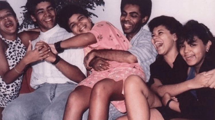 Marília, Pedro (que morreu aos 19 anos, em um acidente de carro em 1990), Maria, Gilberto Gil, Nara e Preta juntos em registro Marília, Pedro (que morreu aos 19 anos, em um acidente de carro em 1990), Maria, Gilberto Gil, Nara e Preta juntos em registro