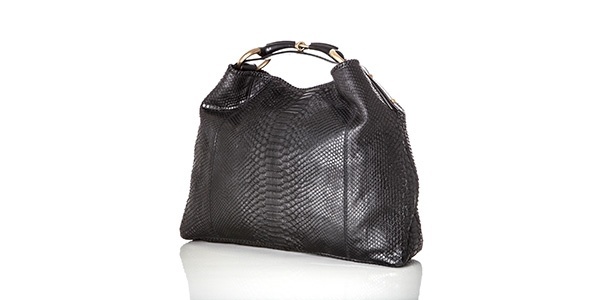 Em leilão feito em abril pelas socialites, bolsa Gucci de pele de cobra saiu por cerca de R$ 6 mil - Divulgação