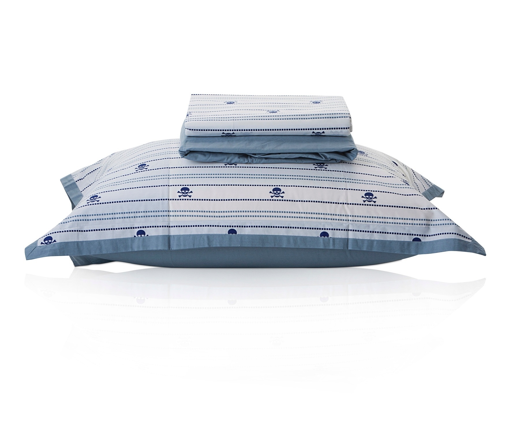 Jogo de cama de solteiro Budd Piratas, 100% algodão, composto por lençol de elástico, lençol comum e fronha, à venda na Etna (www.etna.com.br). As medidas dos lençóis são 170 cm x 280 cm. R$ 159,90. Preço pesquisado em agosto de 2015 e sujeito a alterações - Divulgação