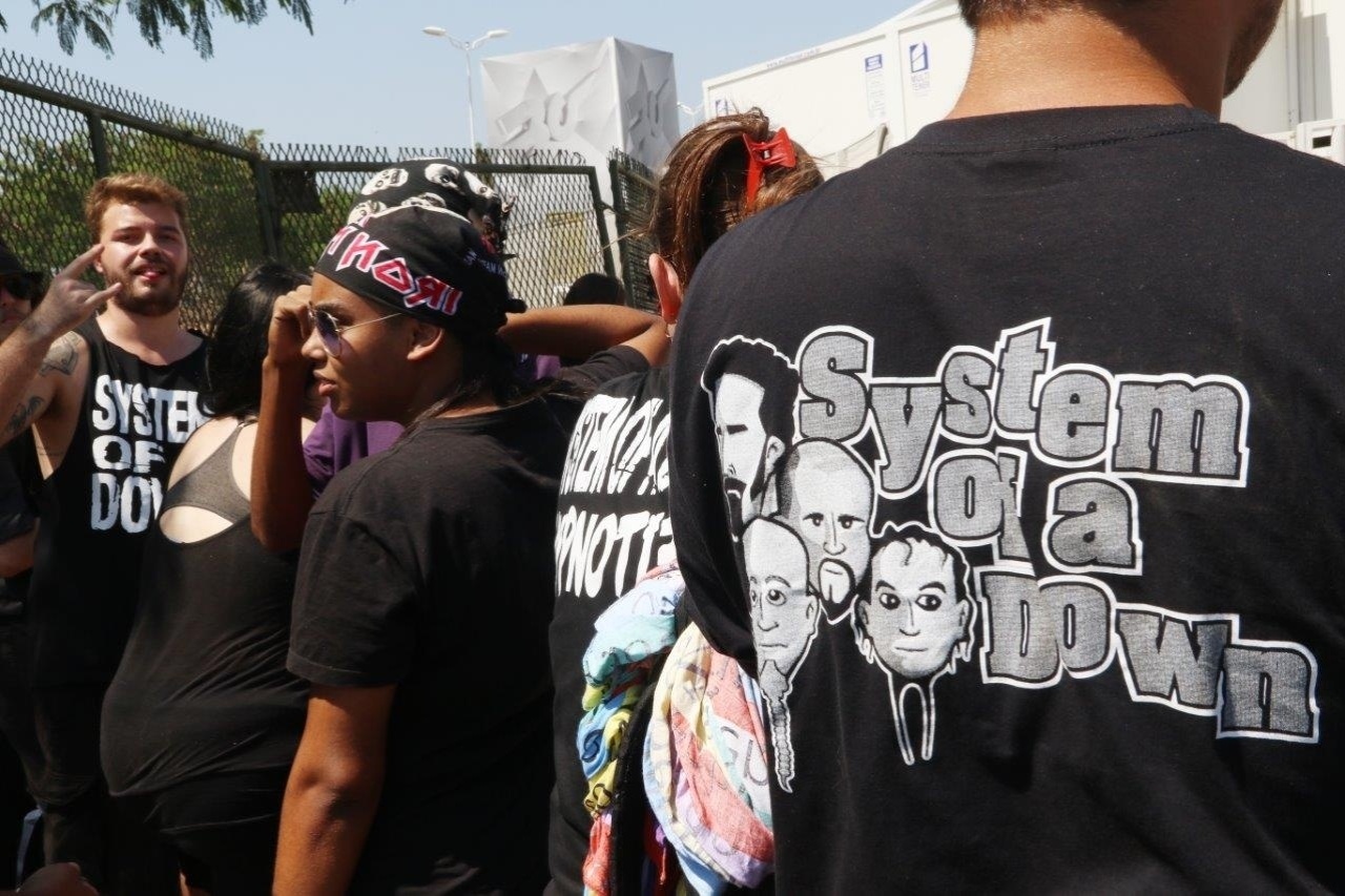 24.set.2015 - Fãs do System of a Down já fazem fila para o quarto dia do Rock in Rio - Zulmair Rocha/UOL
