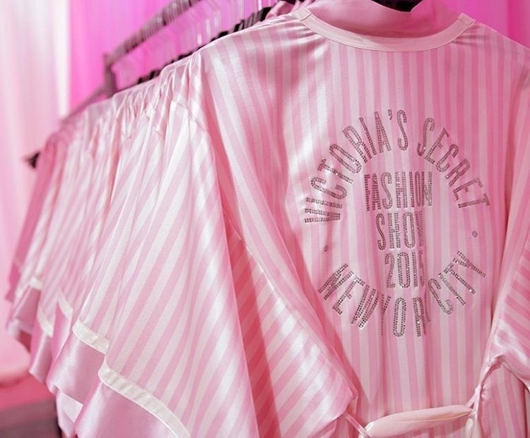 10.nov.2015 - O perfil oficial da Victoria's Secret mostrou o característico roupão rosa que as angels usam antes de entrar na passarela - Reprodução/Instagram/@victoriassecret