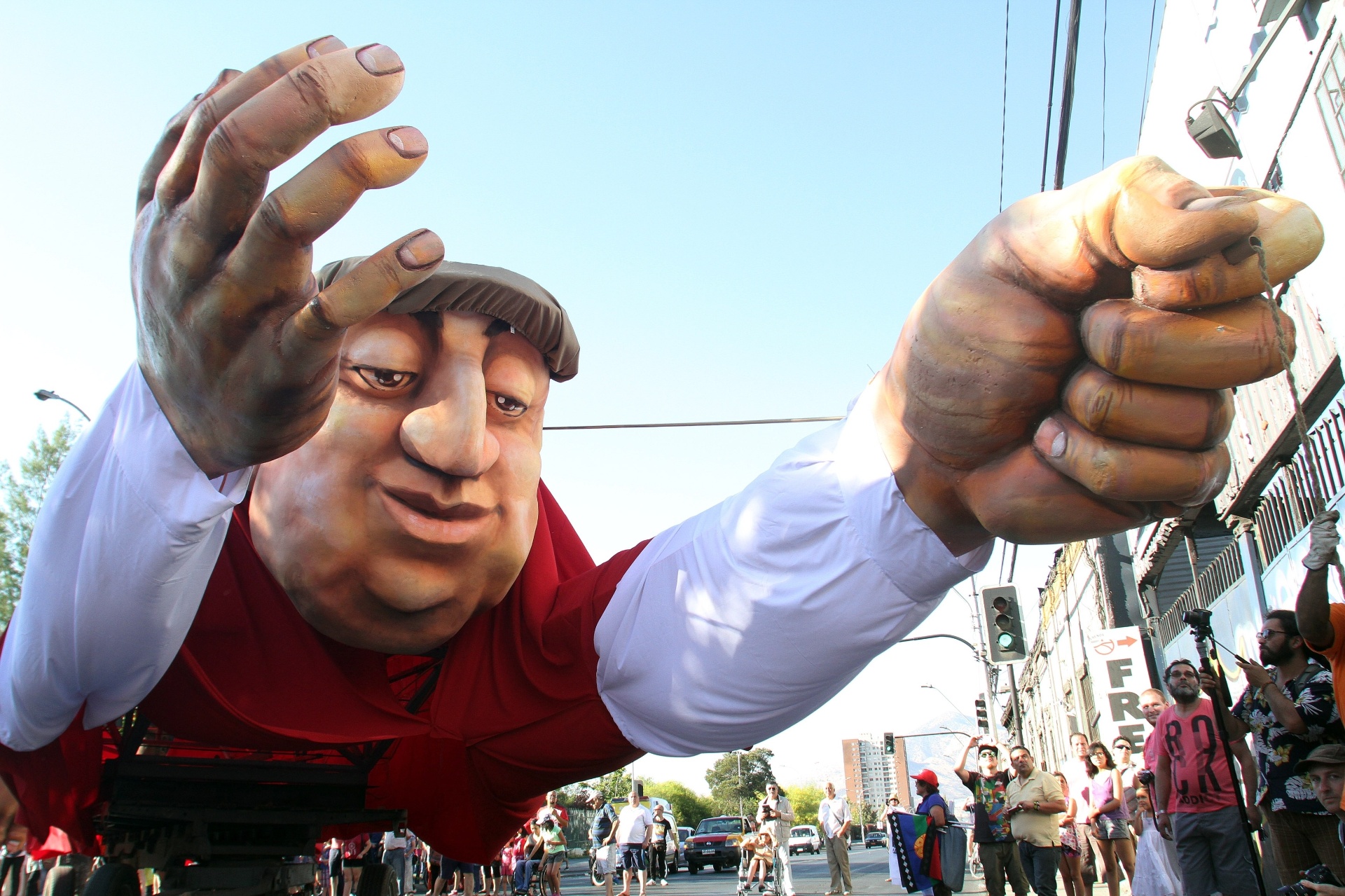 26.dez.2015 - Uma imagem gigante do poeta chileno e prêmio Nobel de Literatura Pablo Neruda percorre por uma rua de Santiago durante o espetáculo "Neruda vem voando" - EFE/ELVIS GONZÁLEZ