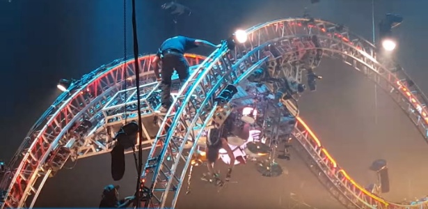 Equipe do Mötley Crue resgata o baterista Tommy Lee, que ficou preso de cabeça para baixo em montanha russa durante o show de despedida da banda - Reprodução