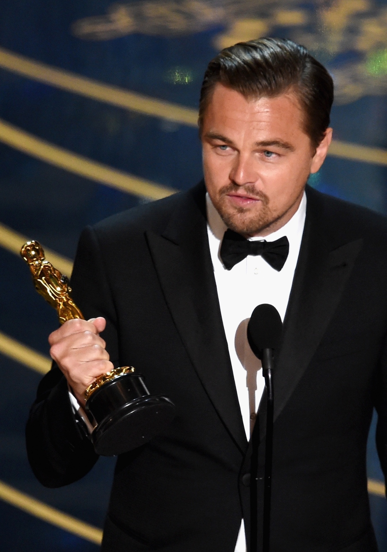 28.fev.2016 - Leonardo DiCaprio agradece o prêmio de melhor ator por "O Regresso" no Oscar 2016 - Kevin Winter/Getty Images