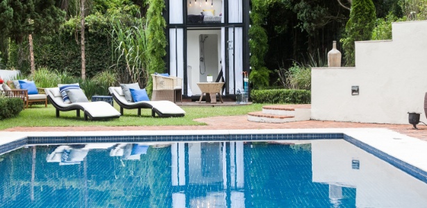 Mansão do "Power Couple Brasil", que fica em São Paulo em endereço não revelado, tem uma piscina retangular - Antonio Chahestian e Edu Moraes/TV Record - Antonio Chahestian e Edu Moraes/TV Record