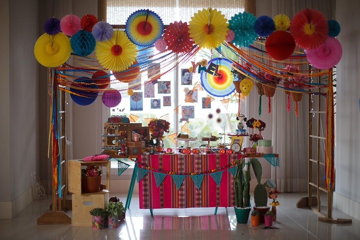 Nada de princesas Disney ou contos de fadas. A festa de um ano da menina Yael teve como tema a artista mexicana Frida Kahlo, um ícone do feminismo e das artes. Sua mãe, Pétria, procurou o serviço de decoração das Festinhas Manuais (www.facebook.com/festinhasmanuais) com o tema já escolhido. Bastava que o sonho se tornasse realidade. Cores fortes, flores e plantas ajudaram a compor o cenário vibrante - Ilana Lichtenstein/Divulgação
