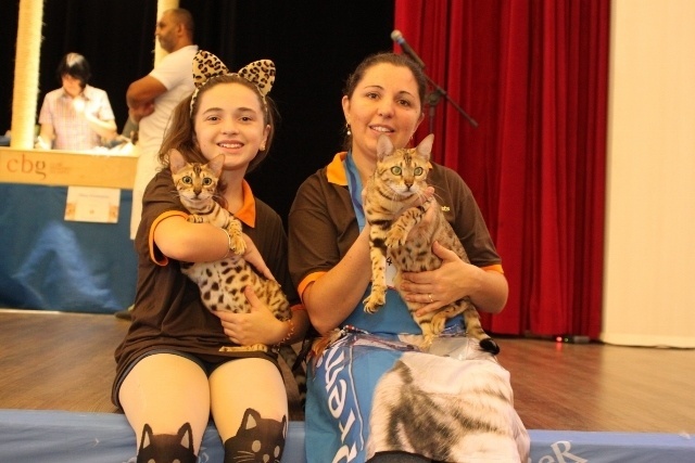 Mãe e filha com seus gatos da raça Bengal - Divulgação / Silvia Pratta