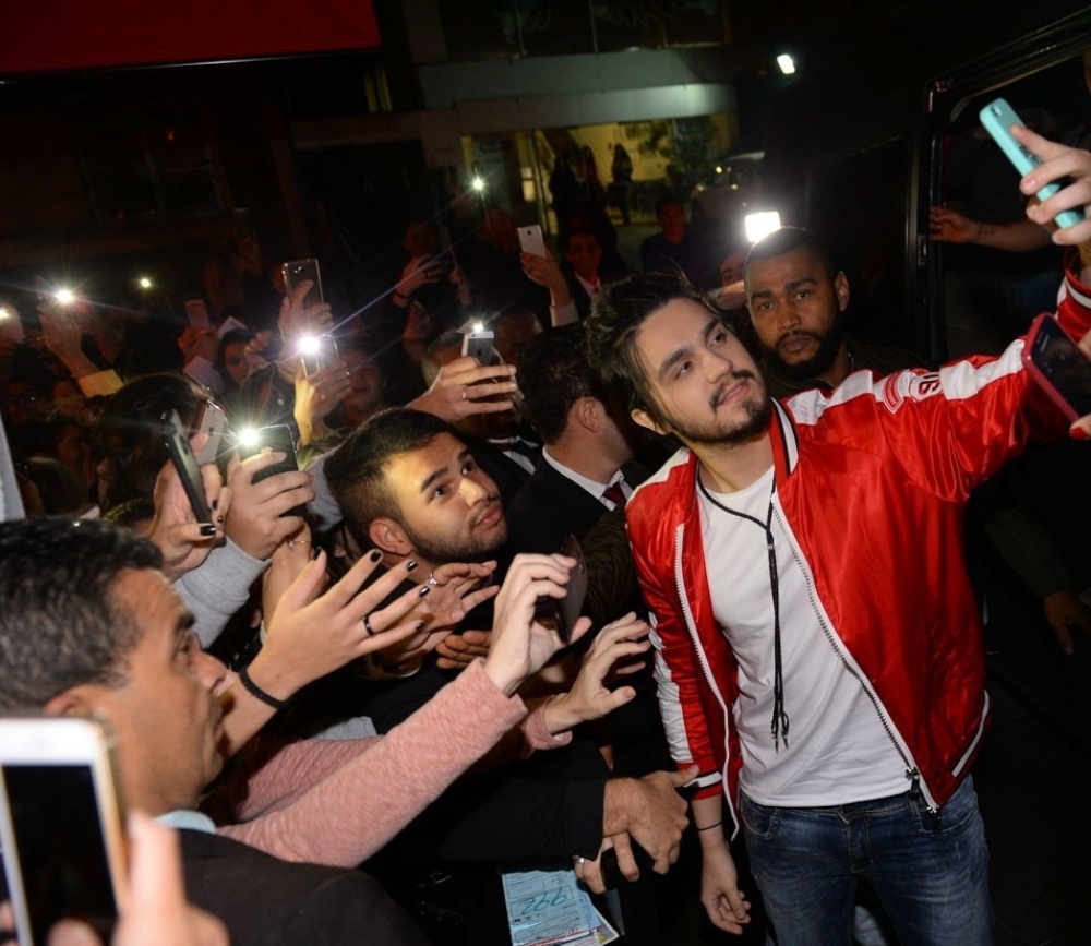 10.ago.2016 - Luan Santana é bastante assediado ao chegar para lançamento do seu novo DVD. O cantor fez selfies com seus fãs na porta do restaurante onde atende a imprensa, em São Paulo. - Francisco Cepeda/AgNews