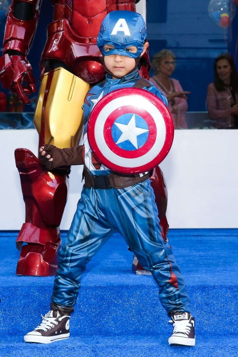 13.ago.2016 - O pequeno Arthur, filho de Eliana, brinca com super-heróis em frente ao buffet onde festeja os seus 5 anos. O menino é fruto do relacionamento da apresentadora com o produtor musical João Marcelo Bôscoli - Manuela Scarpa/Brazil News