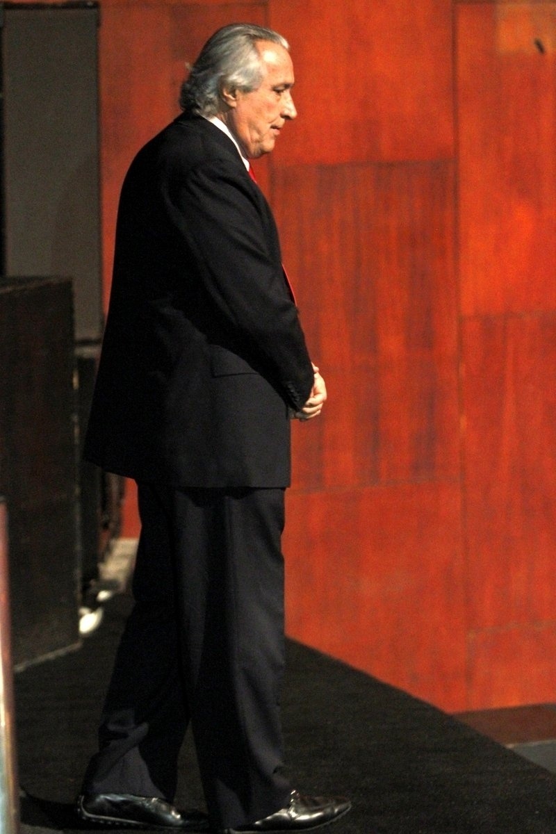 17.ago.2016 - Leleco Barbosa, filho de Chacrinha, presta homenagem a Elke Maravilha no velório que ocorre nesta quarta-feira (17) no teatro Carlos Gomes, no centro do Rio de Janeiro - Marcos Ferreira / Brazil News