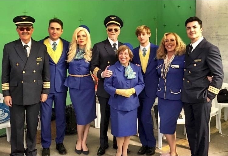 5.set.2016 - Miguel Falabella publicou fotos das primeiras gravações de "Brasil a Bordo", sua nova série na Globo. "Voo cego. Também com essa tripulação", comentou no Facebook - Reprodução/Facebook/Miguel Falabella