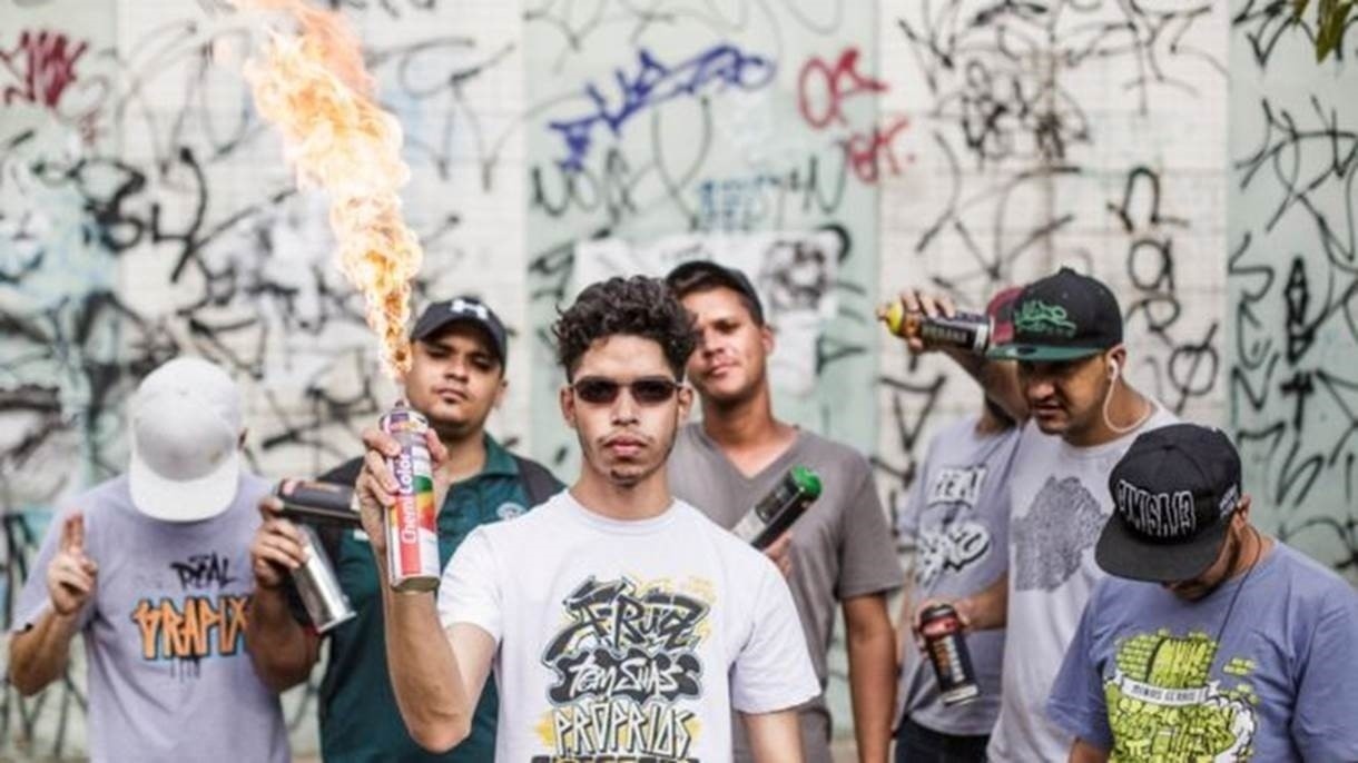 Grupo de pichadores de Belo Horizonte que é alvo de ações na Justiça; ofensiva judicial abriu debate sobre cultura de rua e vandalismo - Bruno Figueiredo/Área de Serviço