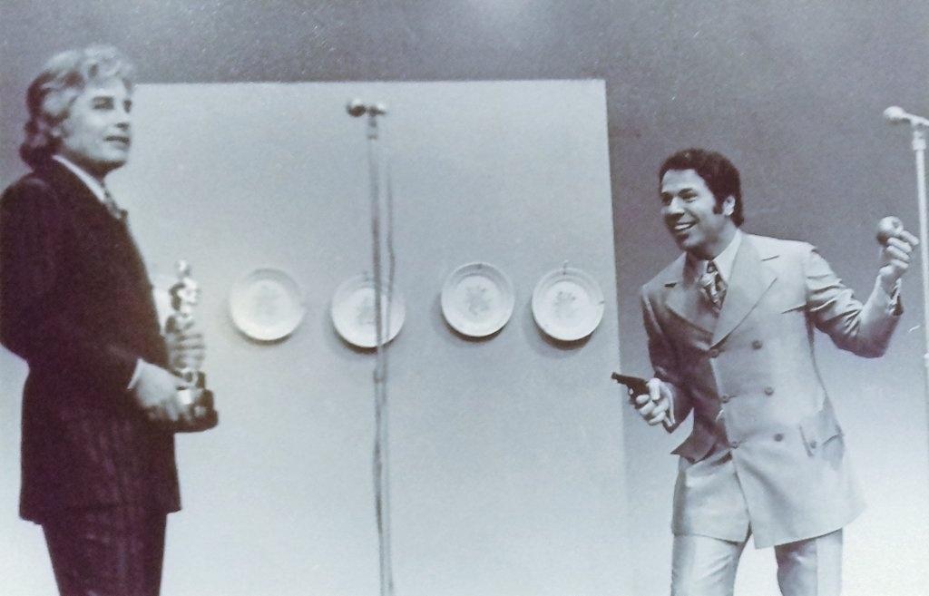 Silvio Santos aponta revólver para Cid Moreira no "Troféu Imprensa" (1972) - Reprodução/MIS