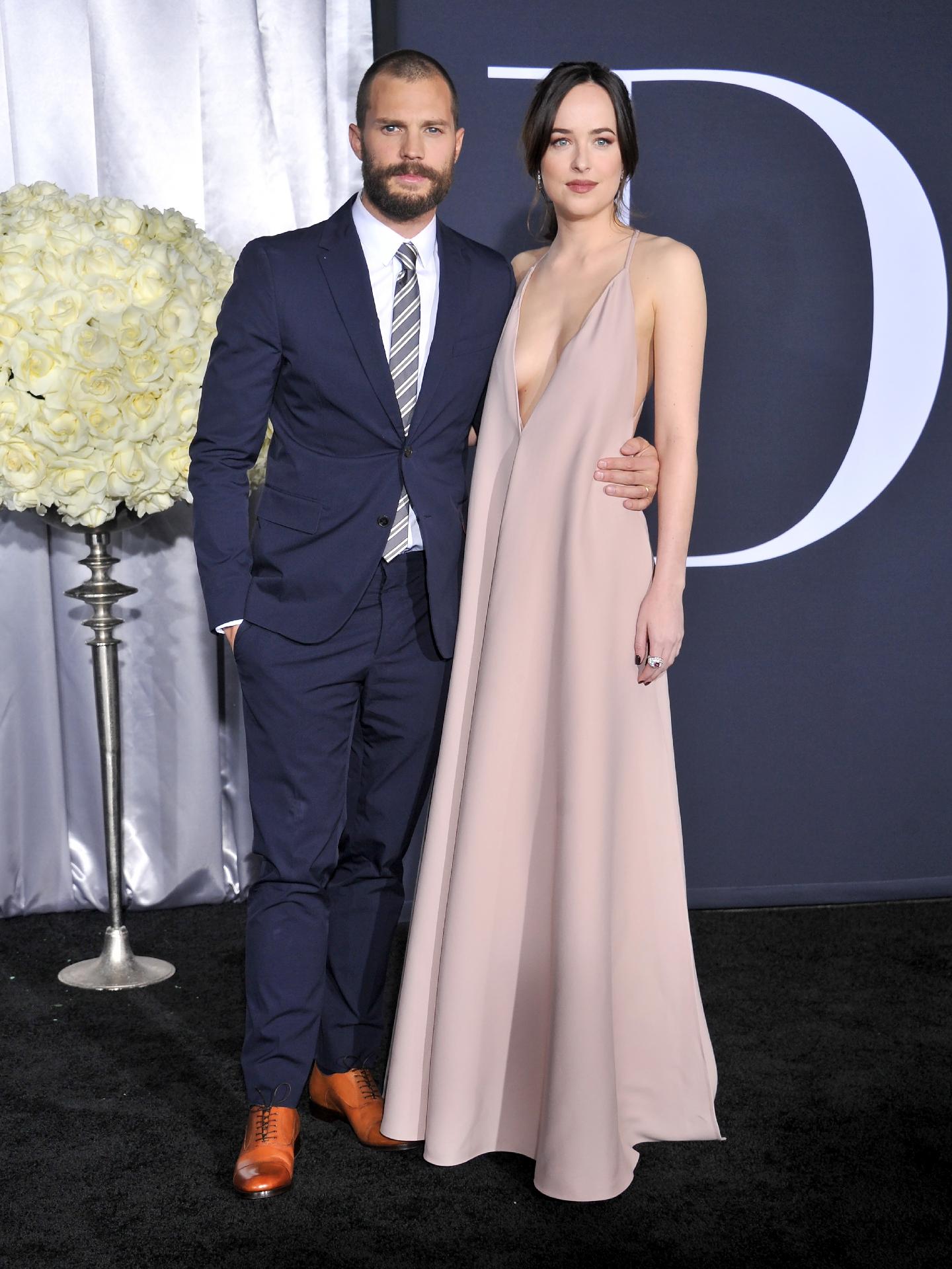 2.fev.2017 - Jamie Dorman e Dakota Johnson, o Christian Grey e a Anastasia Steele de "Cinquenta Tons Mais Escuros" - Gregg DeGuire/WireImage