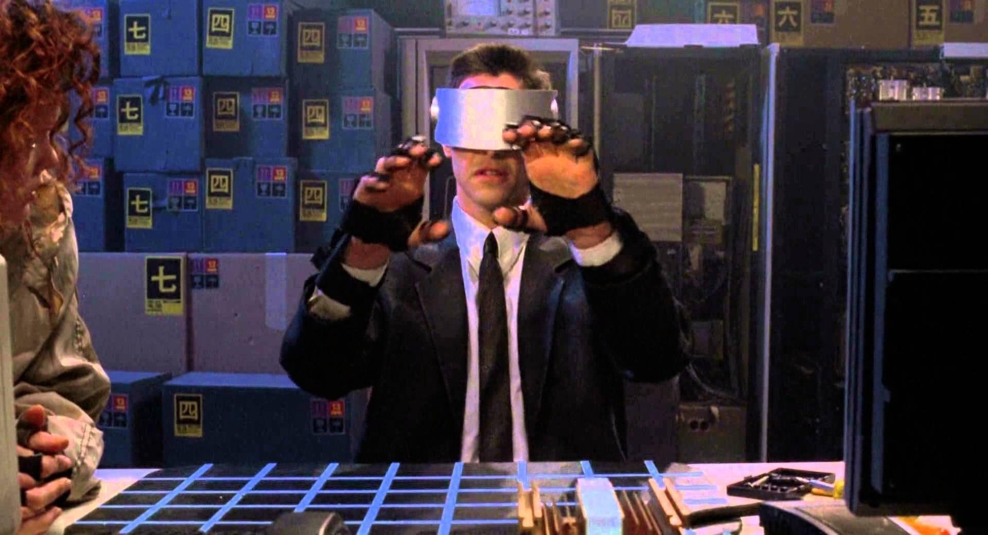 Outro clássico do cyberpunk é o filme "Johnny Mnemonic", com roteiro de William Gibson. No enredo, o ator Keanu Reeves interpreta um hacker que usa óculos de realidade aumentada para entrar dentro da internet - Divulgação