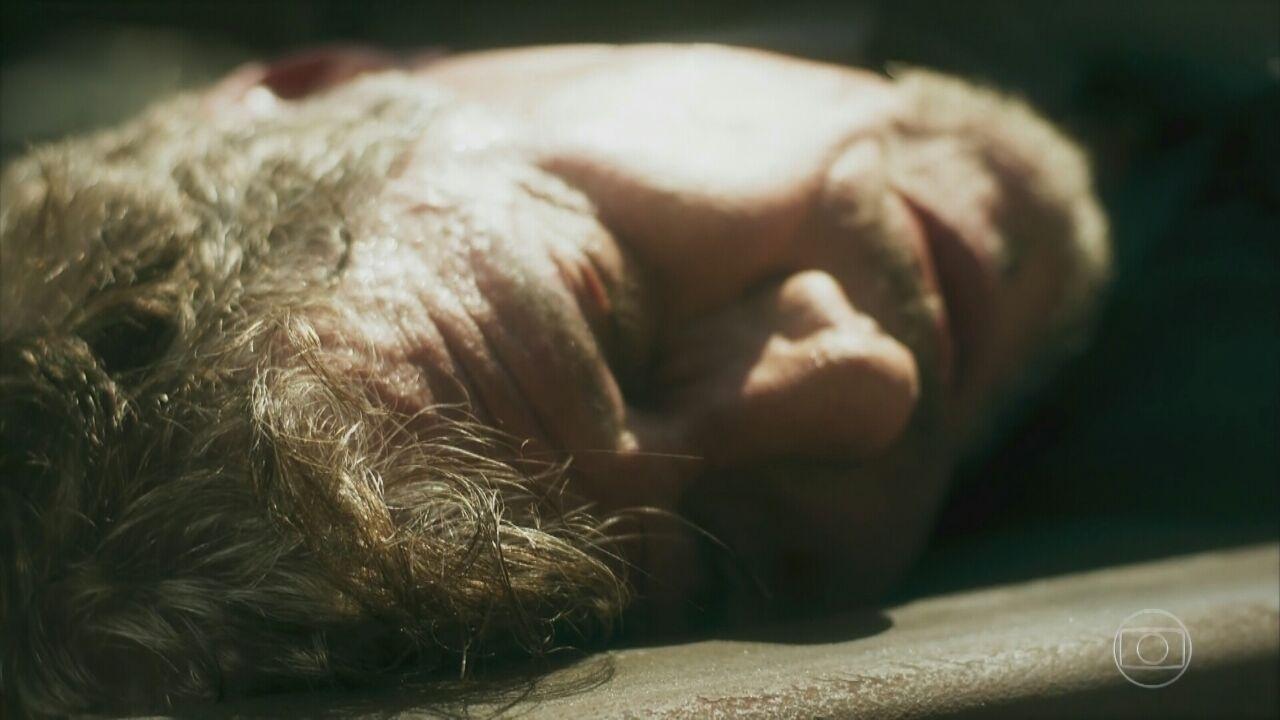 Tião passa mal e desmaia na linha férrea no último capítulo de "A Lei do Amor" - Reprodução/TV Globo