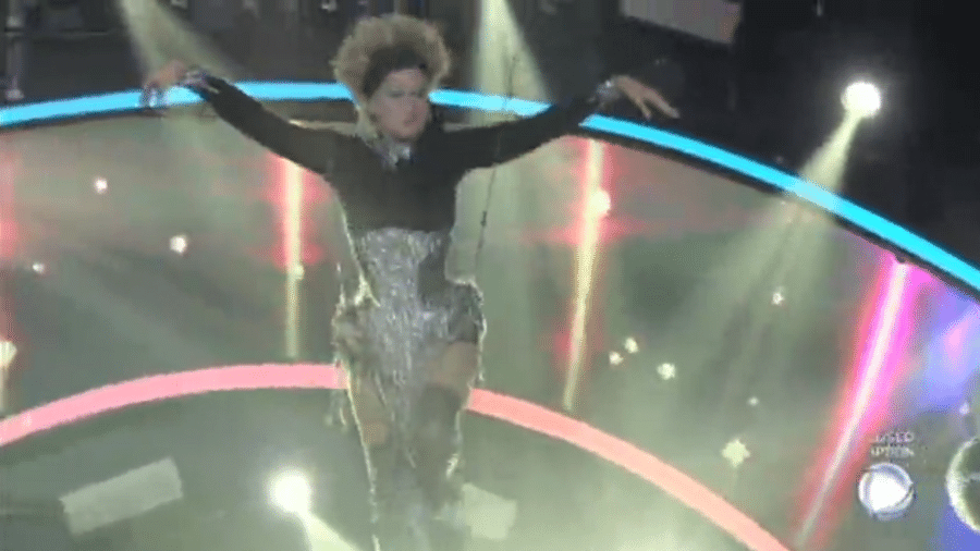 Xuxa Meneghel realizou uma entrada triunfal no início do programa, "voando", com cambalhotas e dançando ao som do Disco - Reprodução/TV Record