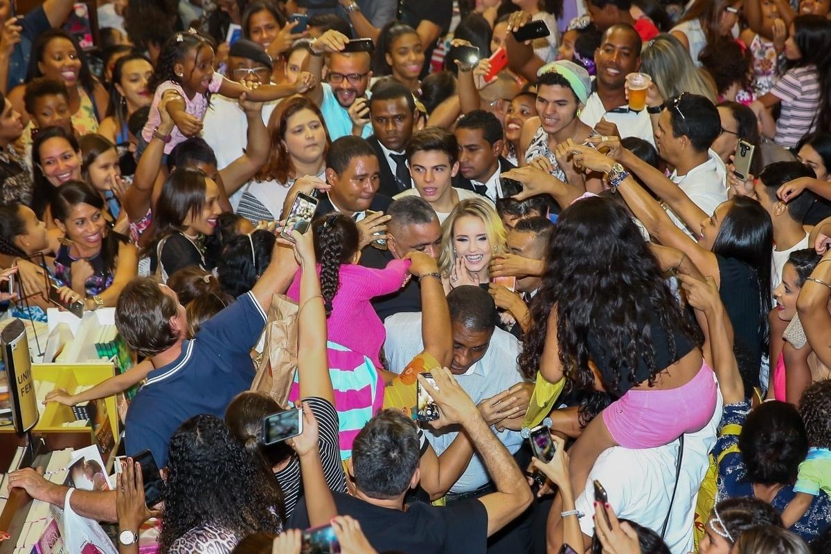 A atriz Larissa Manoela atraiu uma multidão de adolescentes neste sábado (3) a uma livraria de Salvador, na Bahia, para o lançamento de "O Mundo de Larissa Manoela". A atriz estava acompanhada do ator Thomaz Costa - Manuela Scarpa/Brazil News