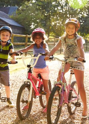 Crianças na bicicleta, getty - Getty Images - Getty Images
