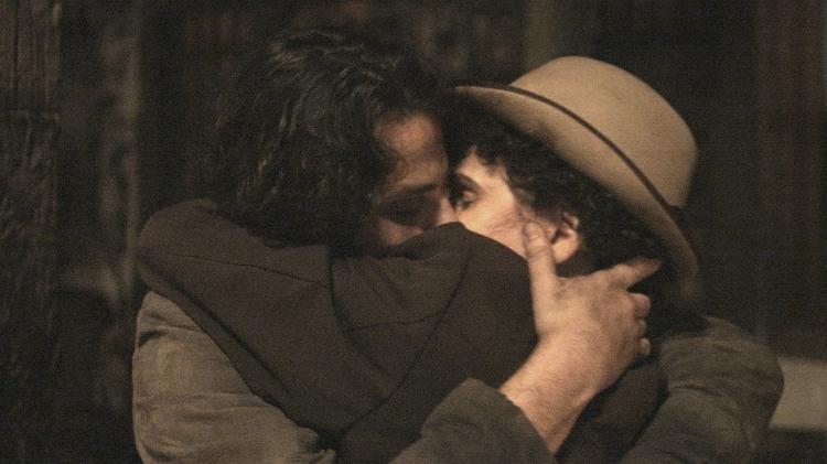 Hugo (César Cardadeiro) beija Elvira (Ingrid Guimarães) em "Novo Mundo" - Reprodução/TV Globo - Reprodução/TV Globo