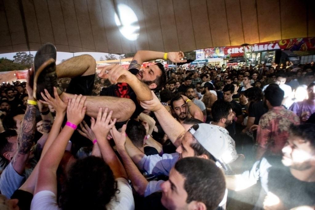 Músico do Dead Fish se joga na plateia - Flavio Moraes/UOL