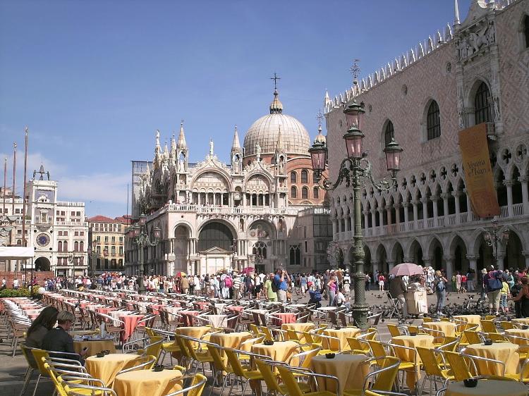 Cafés na Piazza San Marco em Veneza: Locais movimentados, filas na porta ou sucesso nas redes nem sempre se traduz em bom serviço