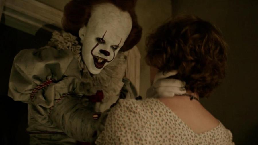 Bill Skarsgård e Sophia Lillis em "It: A Coisa" (2017), um dos melhores filmes de terror na Netflix - Divulgação
