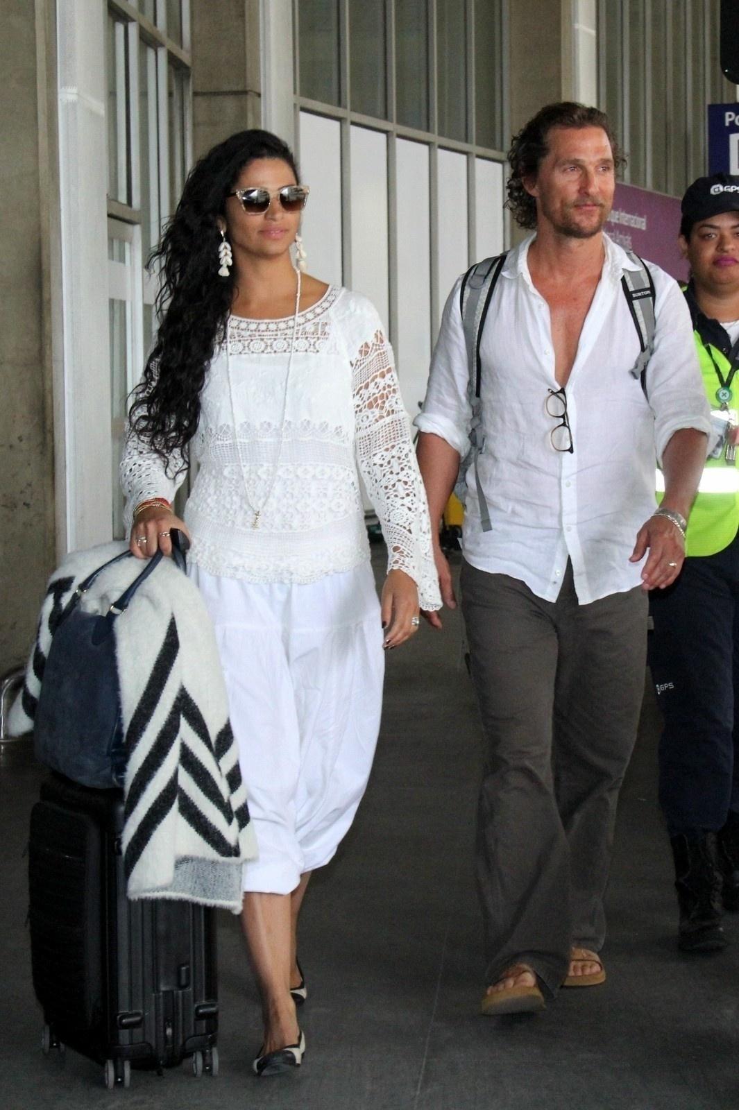 Camila Alves e Matthew Mcconaughey chegam no Rio para o casamento da modelo Michele Alves com o empresário Guy Oseary - AgNews