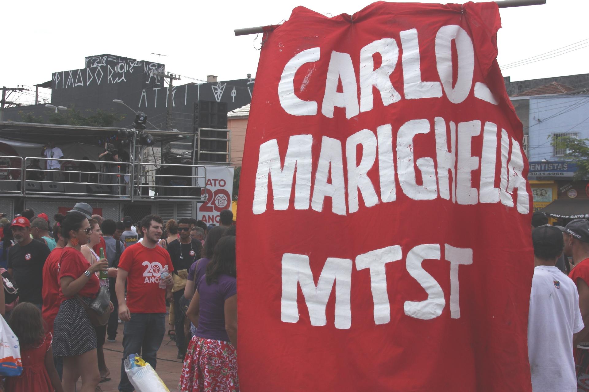 Faixa lembra o guerrilheiro Carlos Marighella - Marcelo Justo/UOL