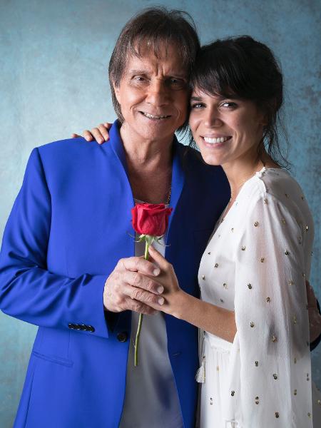 Atriz Carla Sale posa com Roberto Carlos durante as gravações do programa - Sergio Zalis / Divulgação - Sergio Zalis / Divulgação